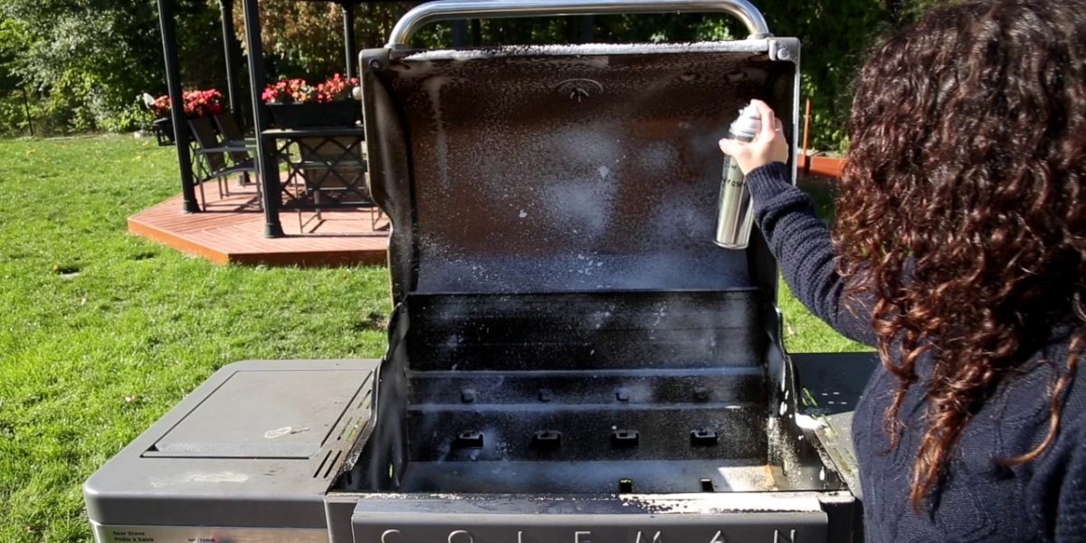 How to clean an outdoor gas grill?
